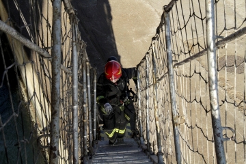008-katia-bonaventura-photojournalism-vigili-fuoco-antincendio-porto-monfalcone