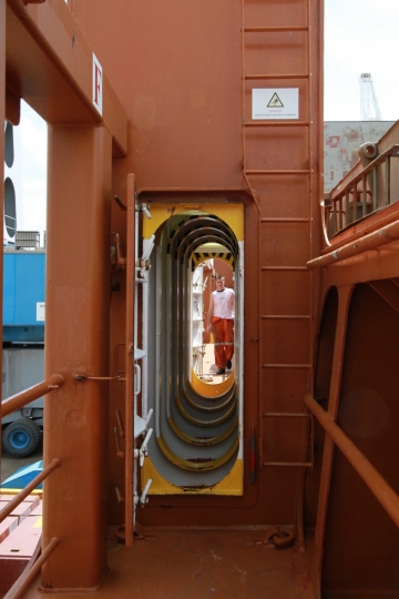 021-katia-bonaventura-photojournalism-nave-porto-monfalcone